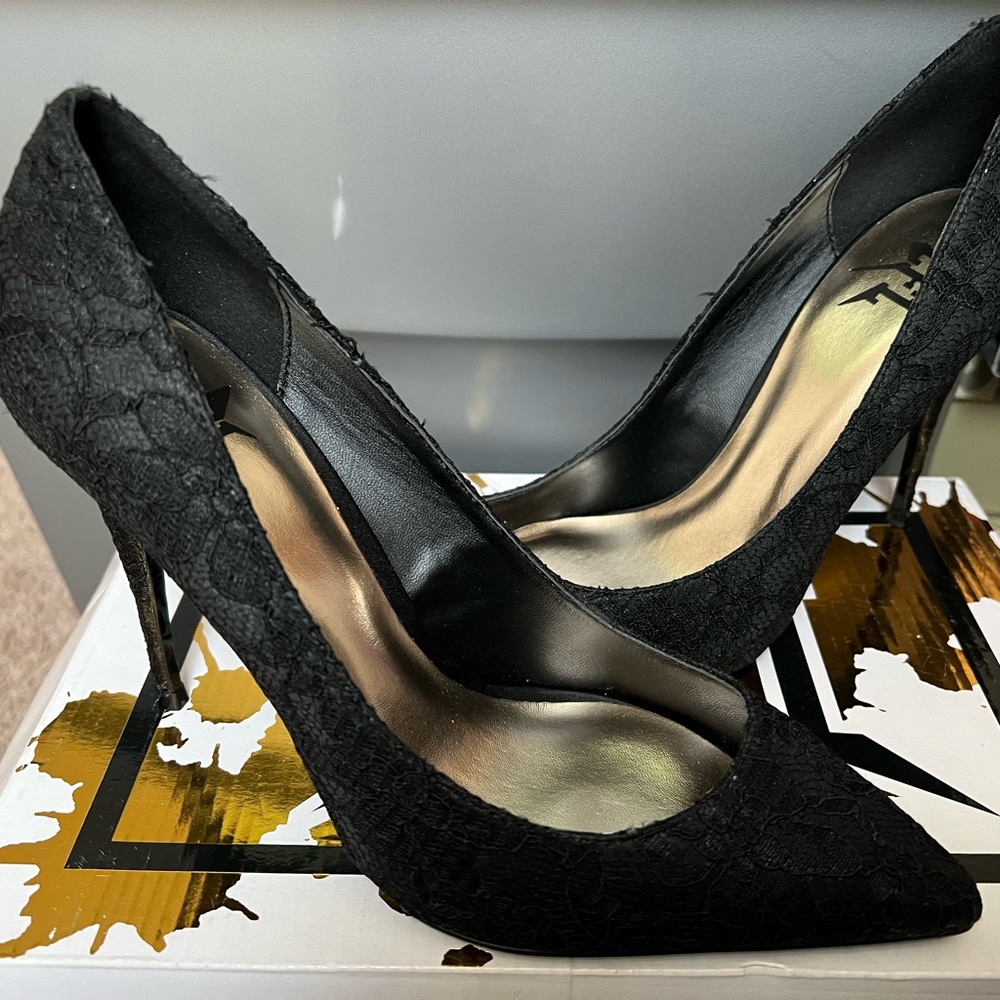 Womens LFL Eletrik Brand Lace Black Pumps Size 8.5 M New. Condition is New